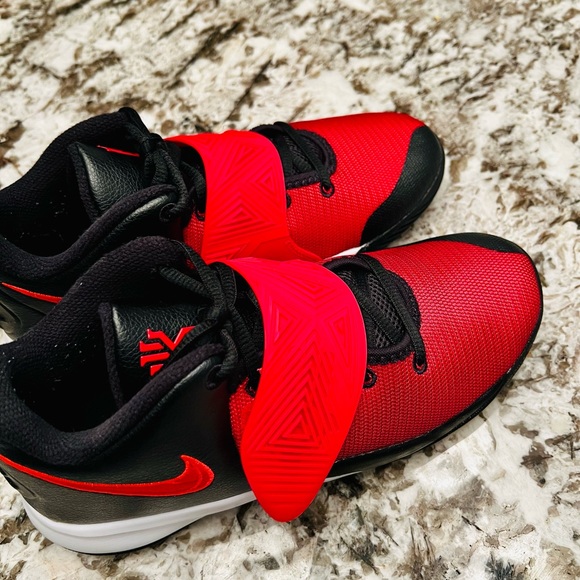 Nike Kids Kyrie Flytrap Causal Basketball Shoes. Big kid size 6.5Y. - Picture 8 of 12